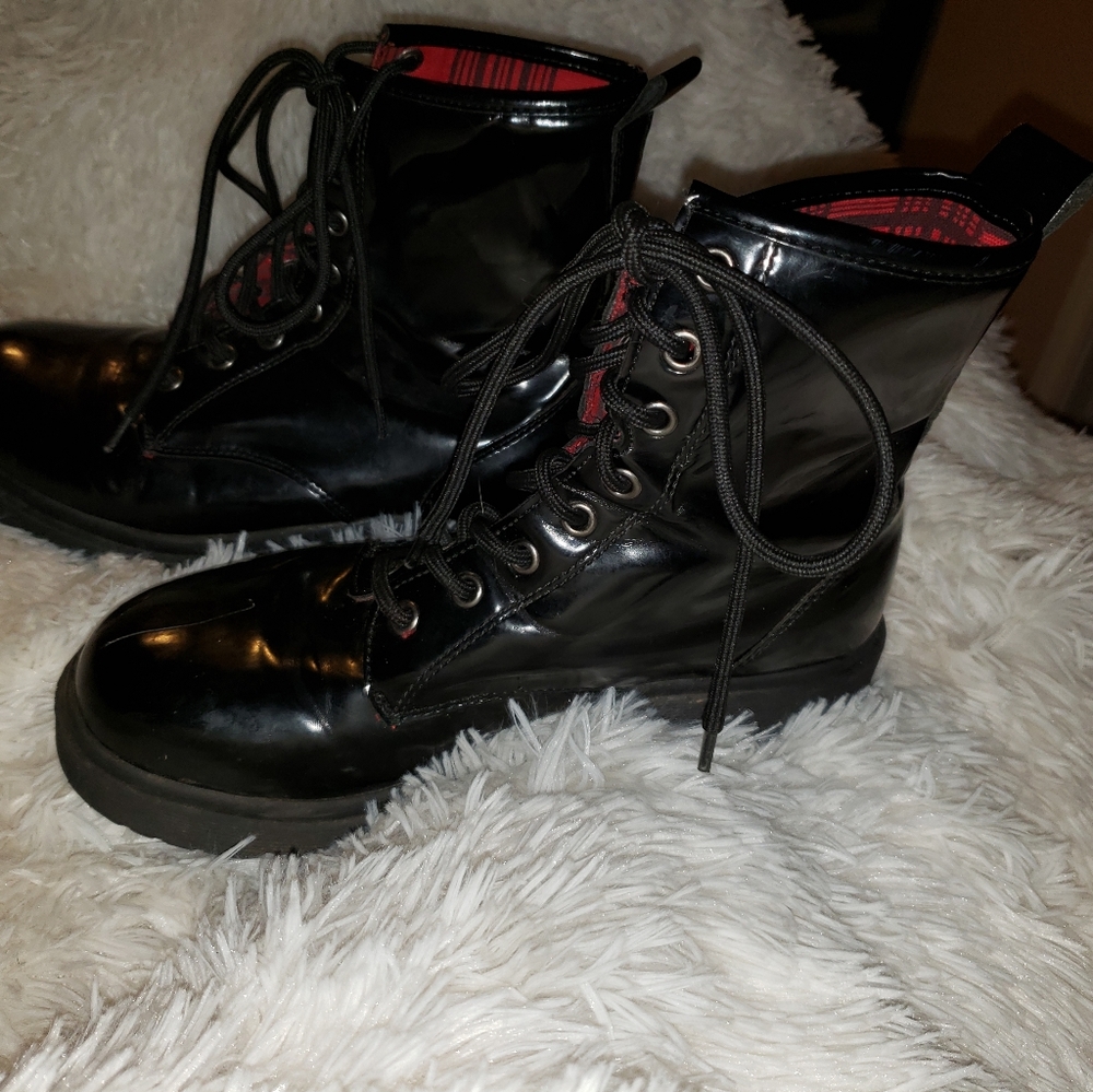 Combat style boots
